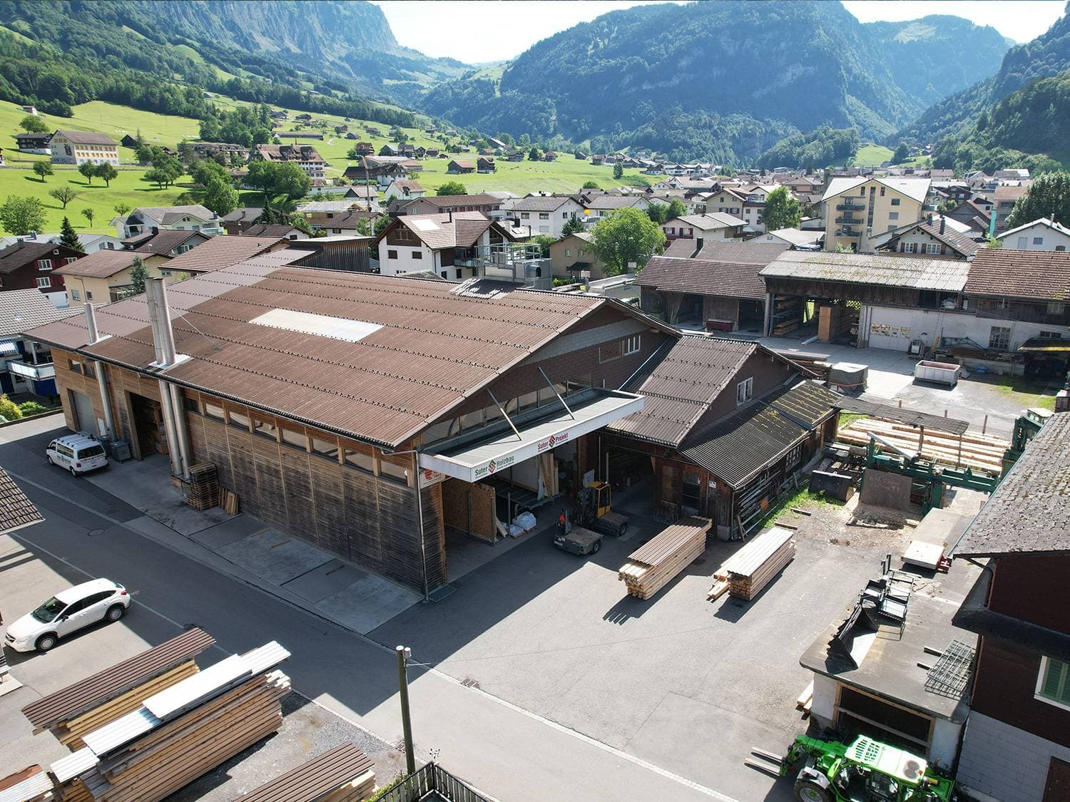 Luftaufnahme des Werkhofs der Suter Holzbau AG in Muotathal